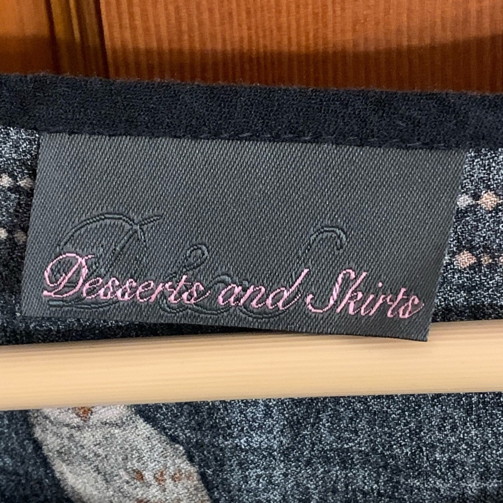 💜 Deserts and Skirts brand Flowy top made in Canada - Picture 4 of 4
